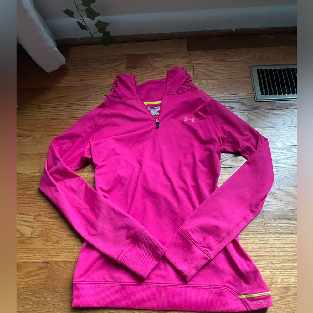 athletic pink top from under armor size Medium in good condition
